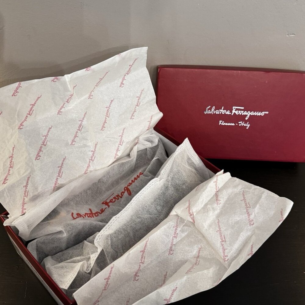 Salvatore Ferragamo Vara Bow Flats Black Patent Leather - Picture 5 of 16
